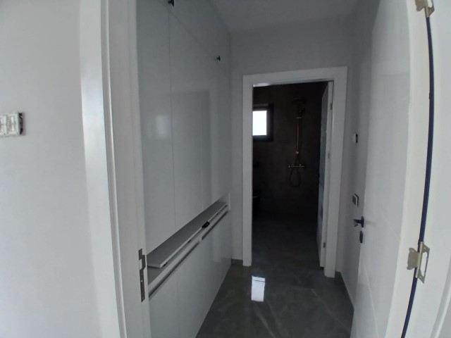 Alsancak’ta Özel Havuzlu Yeni İnşa Lüks 3+1 Villa - Fotoğraf 1