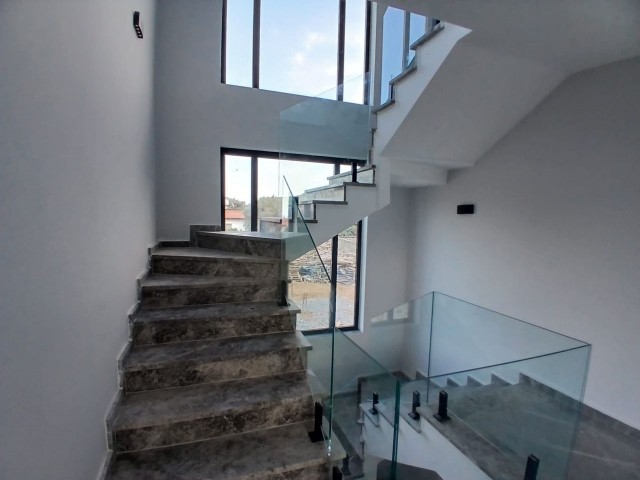 Alsancak’ta Özel Havuzlu Yeni İnşa Lüks 3+1 Villa - Fotoğraf 4