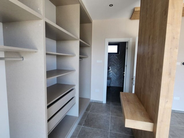 Manzaralı, yeni bir sitede özel havuzlu 2+1 villa.