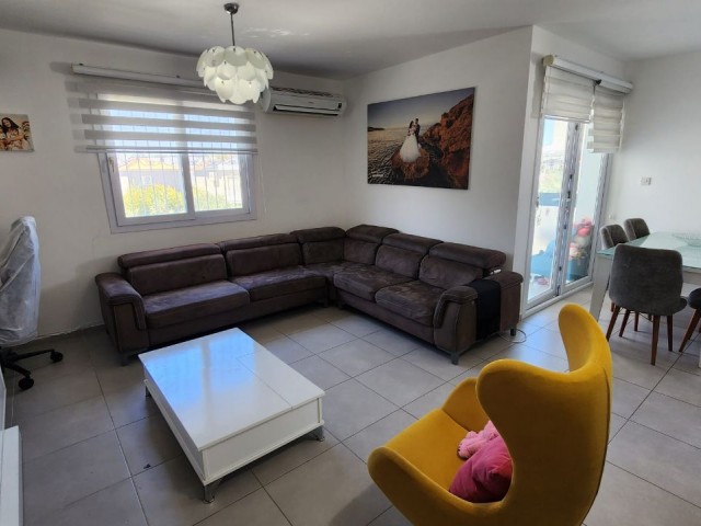 Girne Zeytinlik’te Kapalı Balkonlu ve Çatı Teraslı Satılık 2+1 Daire