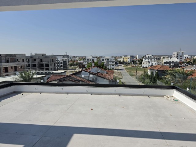 Yenikent de Mükemmel Lokasyonda Geniş ve Ferah (2+1) 90m2+50m2 Teraslı Şömineli , Asansörlü ve Kapalı Otoparklı Penthouse Şanslı Sahibini Bekliyor - Fotoğraf 3