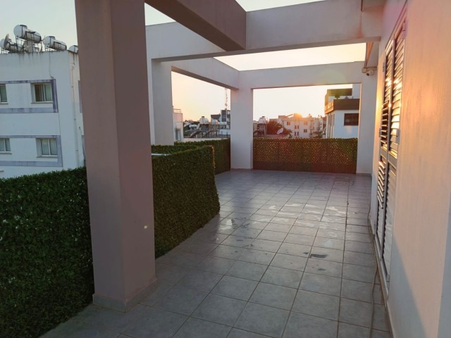 Gönyeli’de Türk Koçanlı, 220 m² Geniş Teraslı ve Ful Eşyalı Satılık Penthouse - Fotoğraf 1