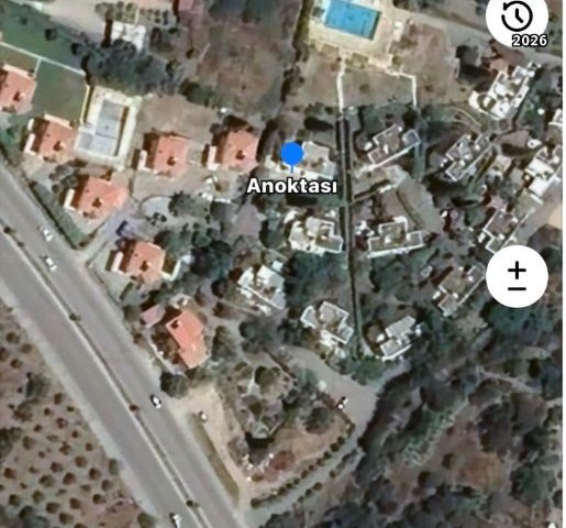 Girne Edremit Bölgesinde Deniz ve Dağ Manzaralı Büyük Havuzlu ve Bahçeli Özel Sitede Mükemmel İkiz Dubleks - Fotoğraf 1
