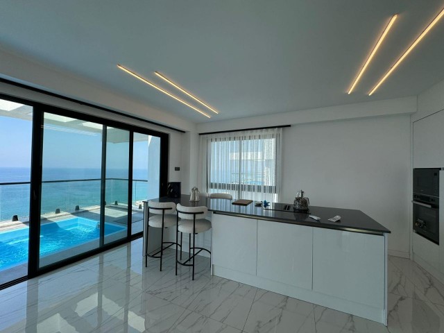 Girne merkezde denize sıfır satılık ültra lüks 3+1 penthouse