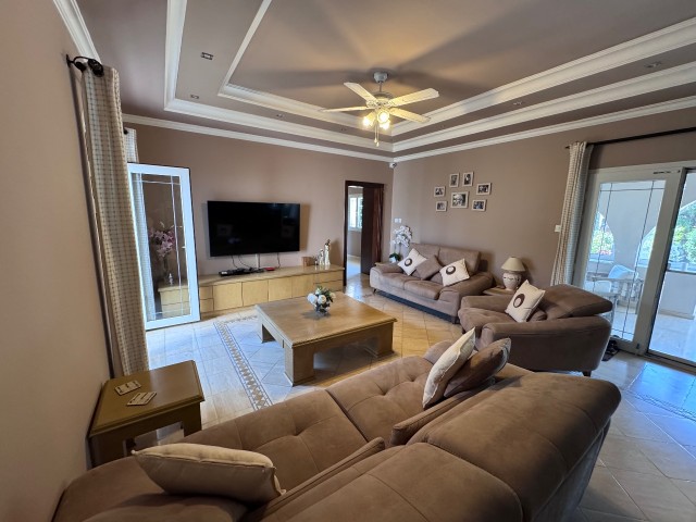 ALSANCAK’TA satılık 7+2 Malikane, 4100 m2 Arsanın içinde