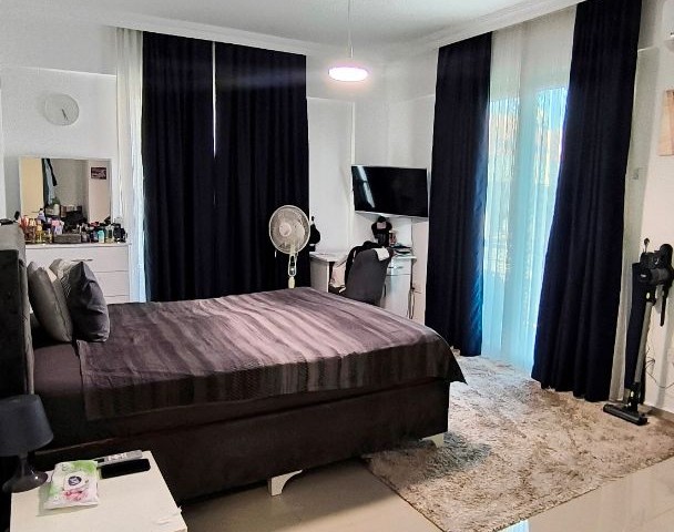 Girne Merkezde 160m2-3+1 Bakımlı Satılık Daire -Eşyalı / eşyasız Fotolu