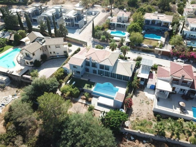 ALSANCAK BÖLGESİNDE SATILIK  5+1  VİLLA