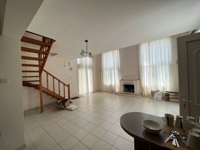 Karşıyaka'da Satılık 3+1 Villa - Fotoğraf 3