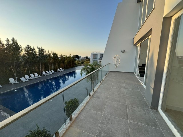Girne Doğanköyde Havuzlu Site İçerisinde Deniz Manzaralı Satılık 3+1 Penthouse - Fotoğraf 1