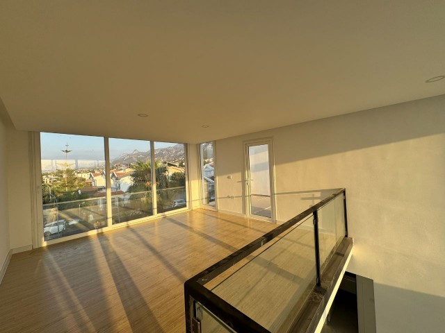 Girne Doğanköyde Havuzlu Site İçerisinde Deniz Manzaralı Satılık 3+1 Penthouse - Fotoğraf 2