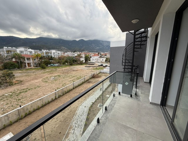 Girne Alsancakda Havuzlu Site İçerisinde Dağ ve Deniz Manzaralı 2+1 Satılık Daireler - Fotoğraf 3