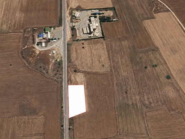 Geçitkale’de Ana Yol Üzeri – Yüksek Proje Potansiyelli Satılık Arsa - Fotoğraf 2
