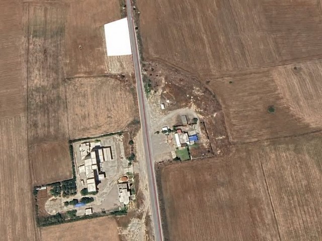 Geçitkale’de Ana Yol Üzeri – Yüksek Proje Potansiyelli Satılık Arsa - Fotoğraf 4