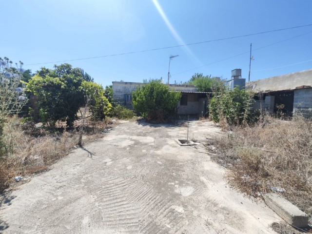İskele Boğaziçi Köyünde Arsa Nitelikli 830m2 Eski Kıbrıs Evi Bulunan Mustakil Ev - Fotoğraf 1