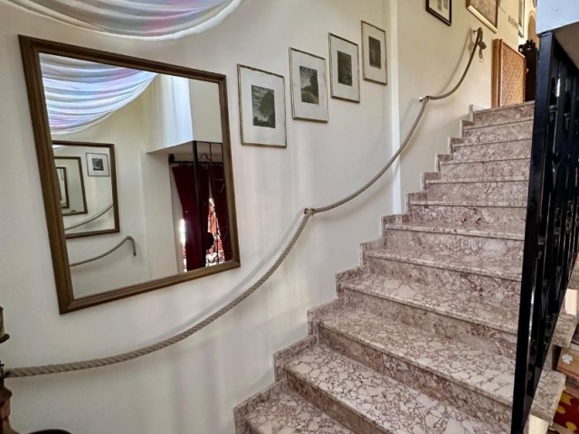 Çatalköy’de 2.684 m² arazi üzerinde bulunan, 4 yatak odalı ve özel havuzlu satılık villa. Ayrıca 2 yatak odalı misafir evi ve kuyusu bulunmaktadır.