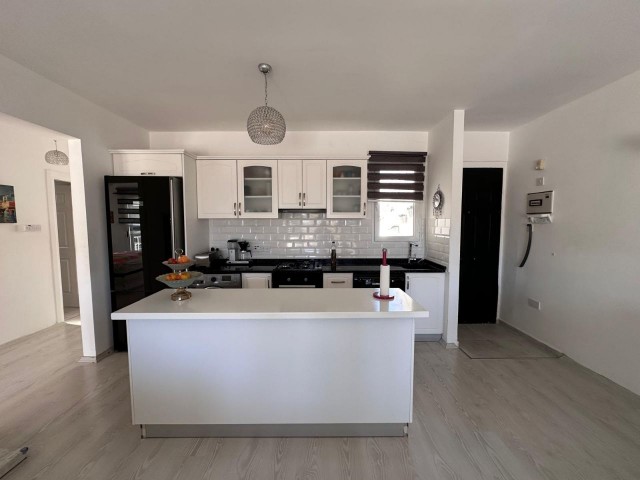 Girne, Tatlısu bölgesinde deniz manzaralı ve full eşyalı 3+1 satılık daire
