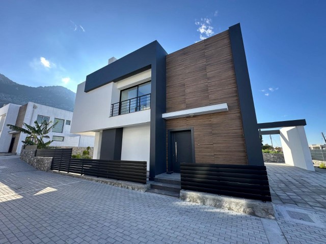 Girne Lapta'da Modern Tasarımlı Havuzlu Satılık Villa