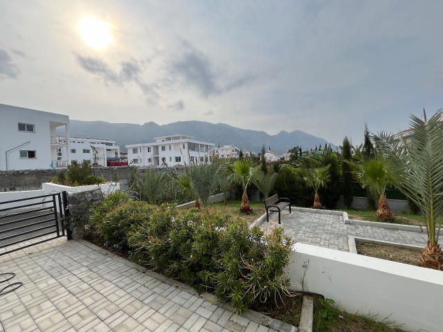 Girne Alsancak ta Denize 100 Metre Mesafede 3+1 Çocuk Oyun Bahçeli Sıfır İkiz Villa