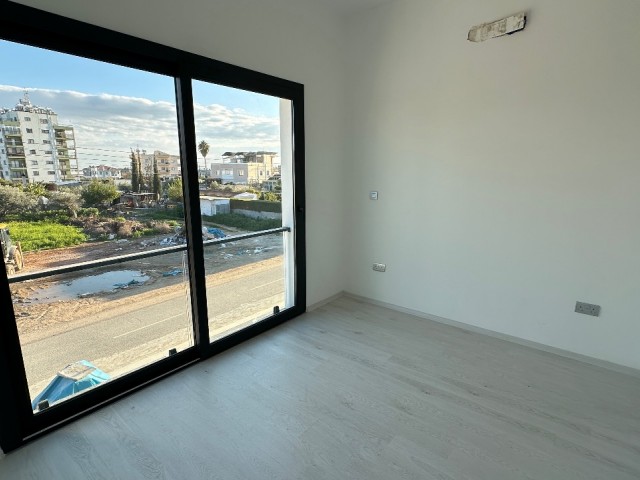 YENOBOĞAZİÇİ'NDE FIRSAT;  TAŞINMAYA HAZIR ÇATI TERASLI SATILIK 2+1 DAİRE