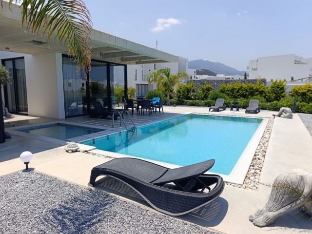 Girne Bahçeli'de Palm Bay View da Özel Havuzlu Deniz ve Dağ ManzaralıSatılık 3+1 Eşyalı Villa - Fotoğraf 1