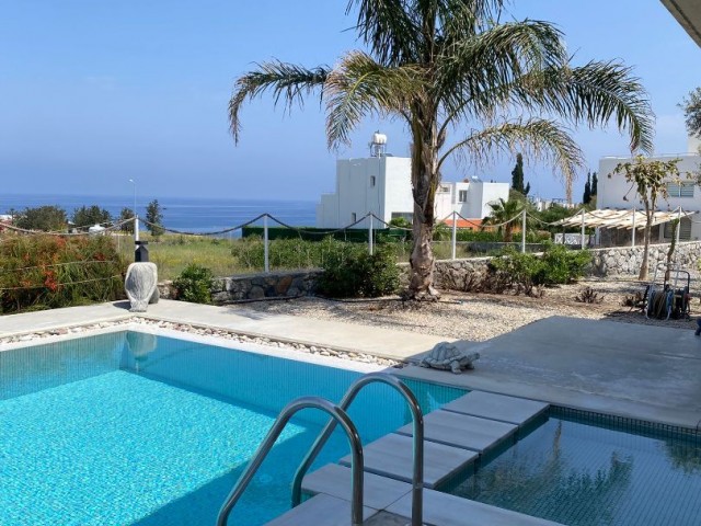 Girne Bahçeli'de Palm Bay View da Özel Havuzlu Deniz ve Dağ ManzaralıSatılık 3+1 Eşyalı Villa - Fotoğraf 3