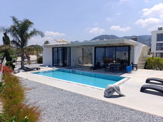 Girne Bahçeli'de Palm Bay View da Özel Havuzlu Deniz ve Dağ ManzaralıSatılık 3+1 Eşyalı Villa - Fotoğraf 4
