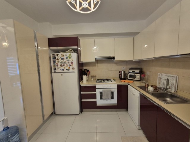 Kaşgar Bölgesinde Şehir ve Dağ Manzaralı Satılık 3+1 Daire