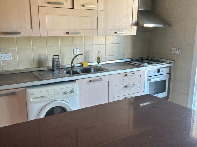 Girne Merkezde Doğa Manzaralı Havuzlu Site İçerisinde Eşyalı 4+1 Penthouse Satılık - Fotoğraf 1