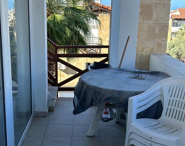 Girne Merkezde Doğa Manzaralı Havuzlu Site İçerisinde Eşyalı 4+1 Penthouse Satılık - Fotoğraf 3