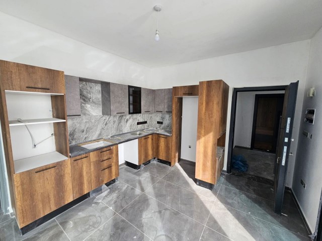 Gönyeli merkezde, geniş balkon ve barbekülü penthouse 2+1 daire. - Fotoğraf 1