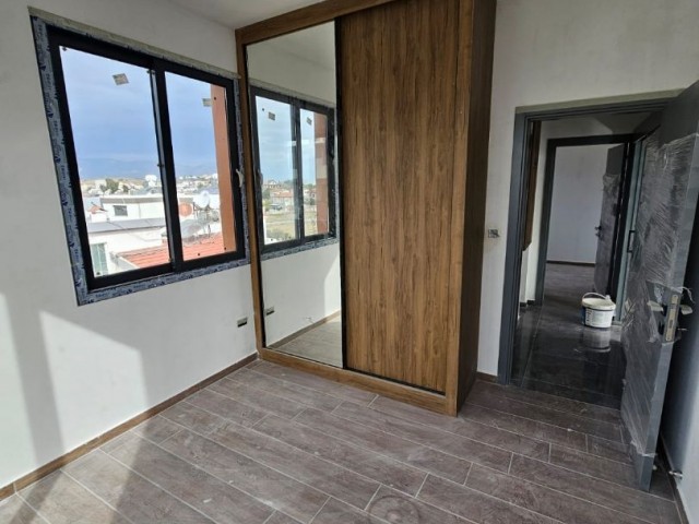 Gönyeli merkezde, geniş balkon ve barbekülü penthouse 2+1 daire. - Fotoğraf 2