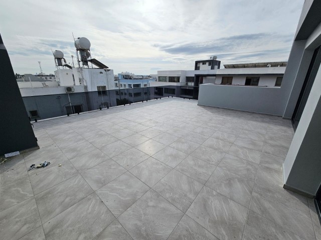 Gönyeli merkezde, geniş balkon ve barbekülü penthouse 2+1 daire. - Fotoğraf 3