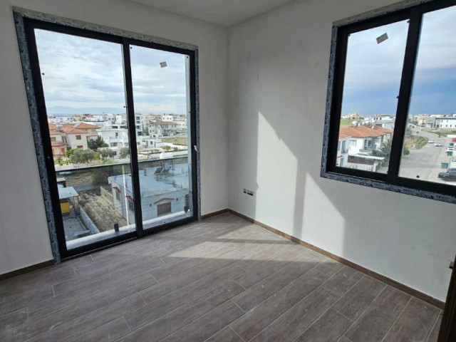 Gönyeli merkezde, geniş balkon ve barbekülü penthouse 2+1 daire. - Fotoğraf 4