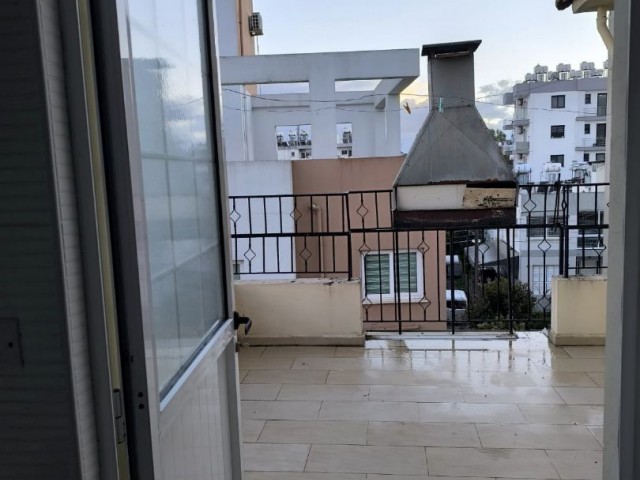 Gönyeli'nin hemen girişinde 5 balkonlu 160m2 geniş penthouse daire. - Fotoğraf 1