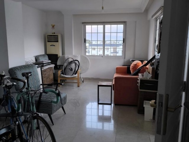 Gönyeli'nin hemen girişinde 5 balkonlu 160m2 geniş penthouse daire. - Fotoğraf 4