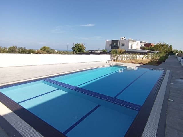 Girne Zeytinlikte 3+2 ortak havuzlu ikiz villa - Fotoğraf 2