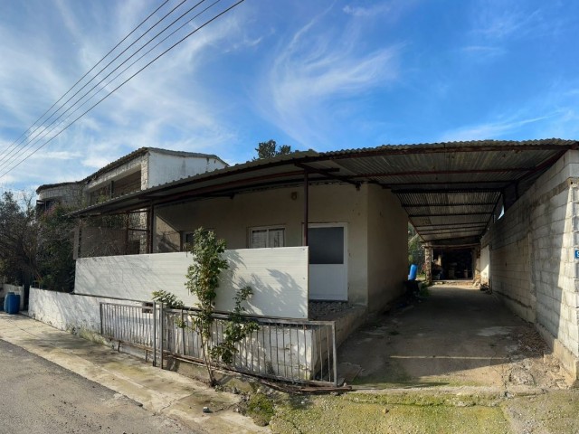 Lefkoşa Gaziköy Bölgesinde 650 m2 Arsa İçerisinde 4 Odalı ve Yardımcı Evi İle Birlikde Satılık Arsa - Fotoğraf 1