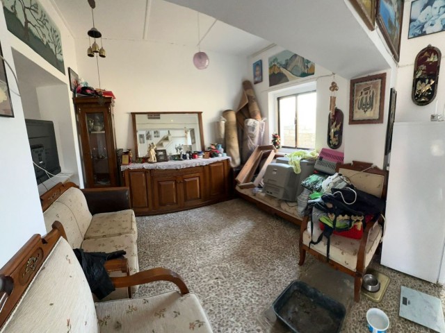 Lefkoşa Gaziköy Bölgesinde 650 m2 Arsa İçerisinde 4 Odalı ve Yardımcı Evi İle Birlikde Satılık Arsa - Fotoğraf 2