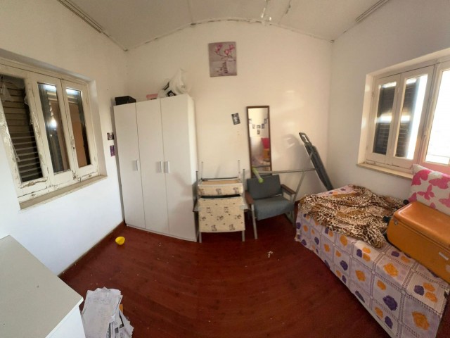 Lefkoşa Gaziköy Bölgesinde 650 m2 Arsa İçerisinde 4 Odalı ve Yardımcı Evi İle Birlikde Satılık Arsa - Fotoğraf 3
