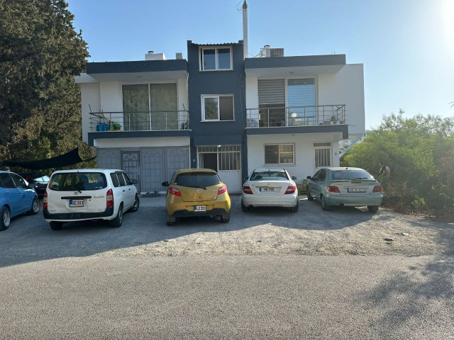 Güzelyurt Bölgesi Merkezde Pizza Vira Restorant Civarında 2+1 Zemin Kat Bahçeli Full Eşyaları İle Birlikde Daire Satılık