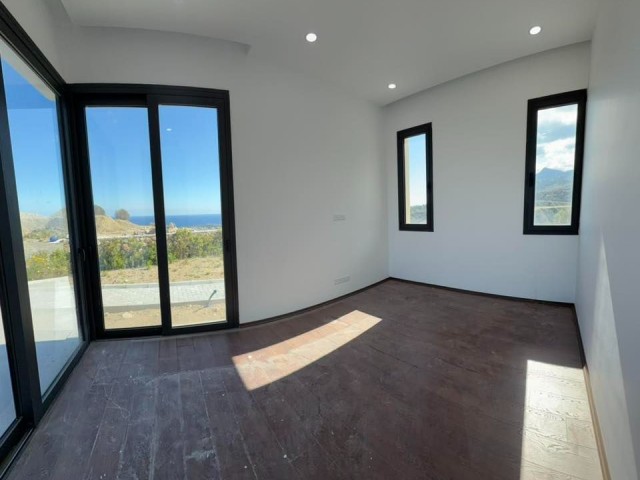 Gerçek Anlamda Dağ ve Denizin Eşsiz Manzarası  Kıbrısın En Değerli Bölgesi Karmi’de 6 Yatak Odalı ve 600 m2 Lüks Villa Satışta
