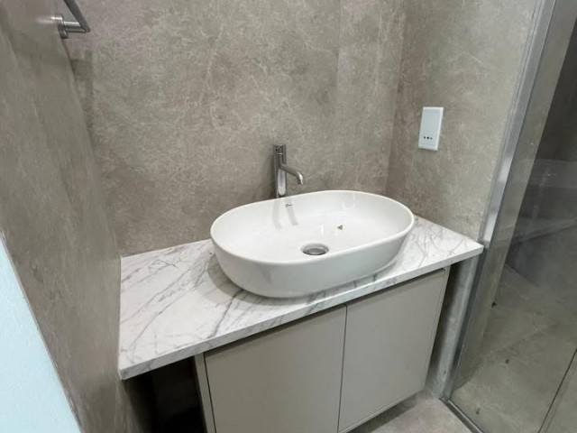 Gerçek Anlamda Dağ ve Denizin Eşsiz Manzarası Kıbrısın En Değerli Bölgesi Karmi’de 6 Yatak Odalı ve 600 m2 Lüks Villa Satışta