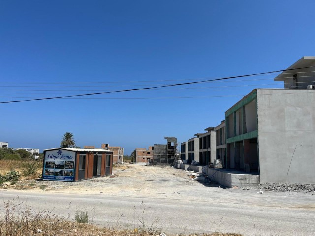 Girneye Bağlı Lapta Sahil Yürüyüş Yolunda Full Dağ ve Deniz Manzaralı Satılık Daire ve Villa Satılık