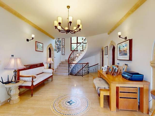 Girne Lapta Bölgesinde  4 Dönüm İçerisinde Doğa ile İç İçe Muhteşem Dağ ve Deniz Manzarasına Sahip  Özel Havuzlu Lüks 5 Yatak Odalı Villa Satılık