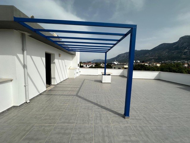 Karşıyaka Sahilde Elit Sitede, Roof Teraslı Özel Tasarım 3+1!