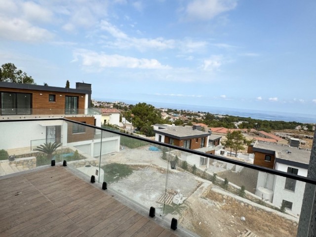 Girne’de TÜRK KOÇANLI deniz manzaralı Tripleks Villa