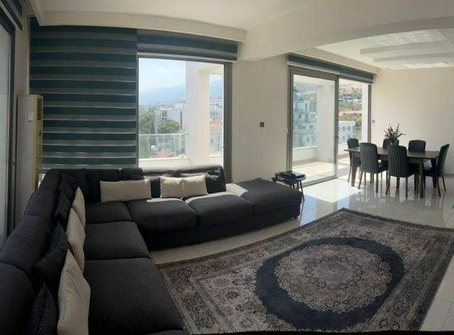 Girne Merkez'de Şehir ve Deniz Manzaralı Eşyalı 2+1 Penthouse!
