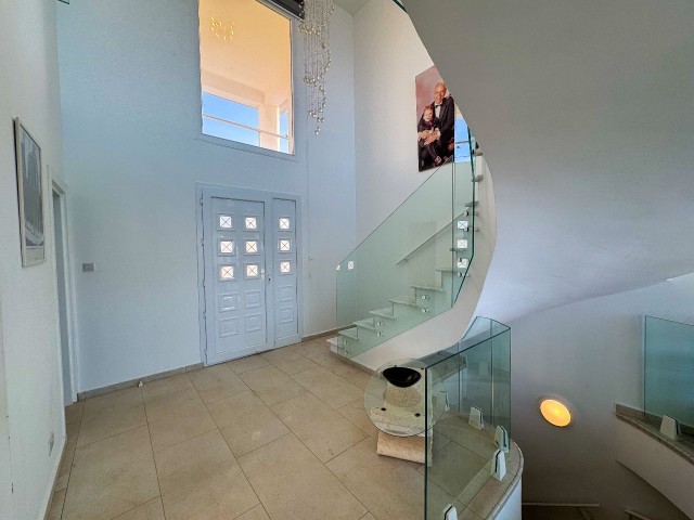 Nefes kesen 6 yatak odalı denize sıfır villa - Fotoğraf 1