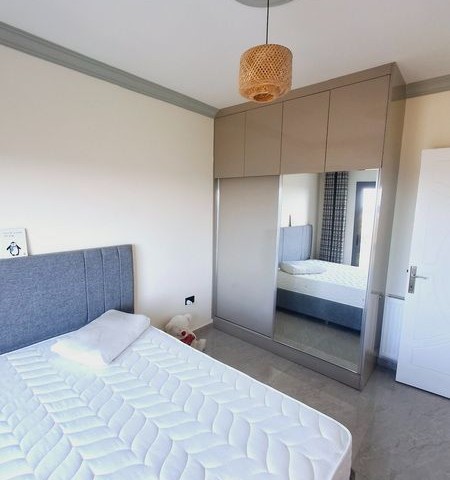 Karşıyaka'da Deniz Yakın Satılık Modern 2 Yatak Odalı Sıralı Villa - Fotoğraf 2