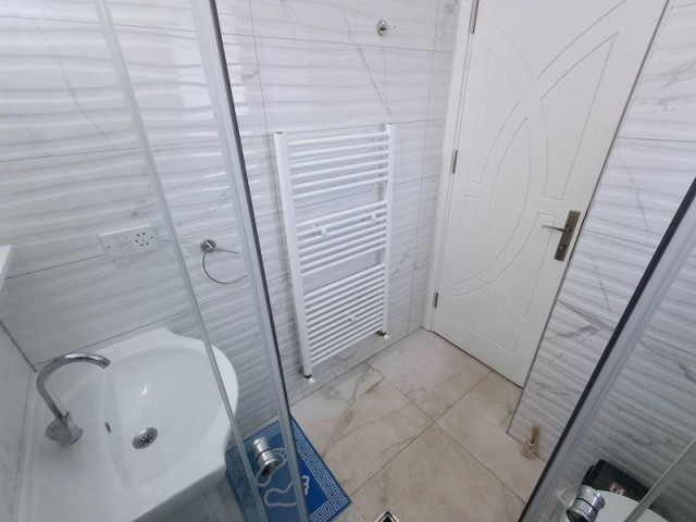 Karşıyaka'da Deniz Yakın Satılık Modern 2 Yatak Odalı Sıralı Villa - Fotoğraf 3